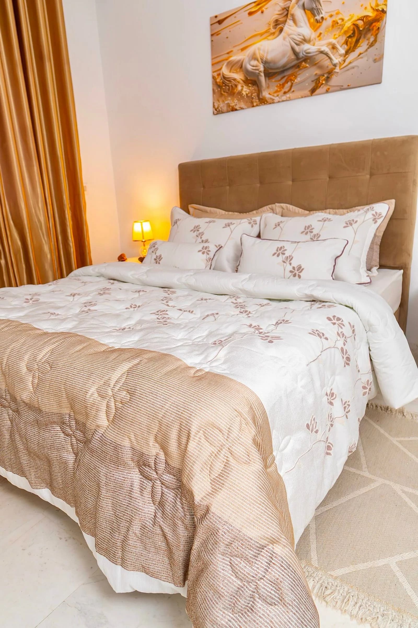 Couvre-lit 8 pièces beige brodé avec finition mauve 240×260 cm | A la Page
