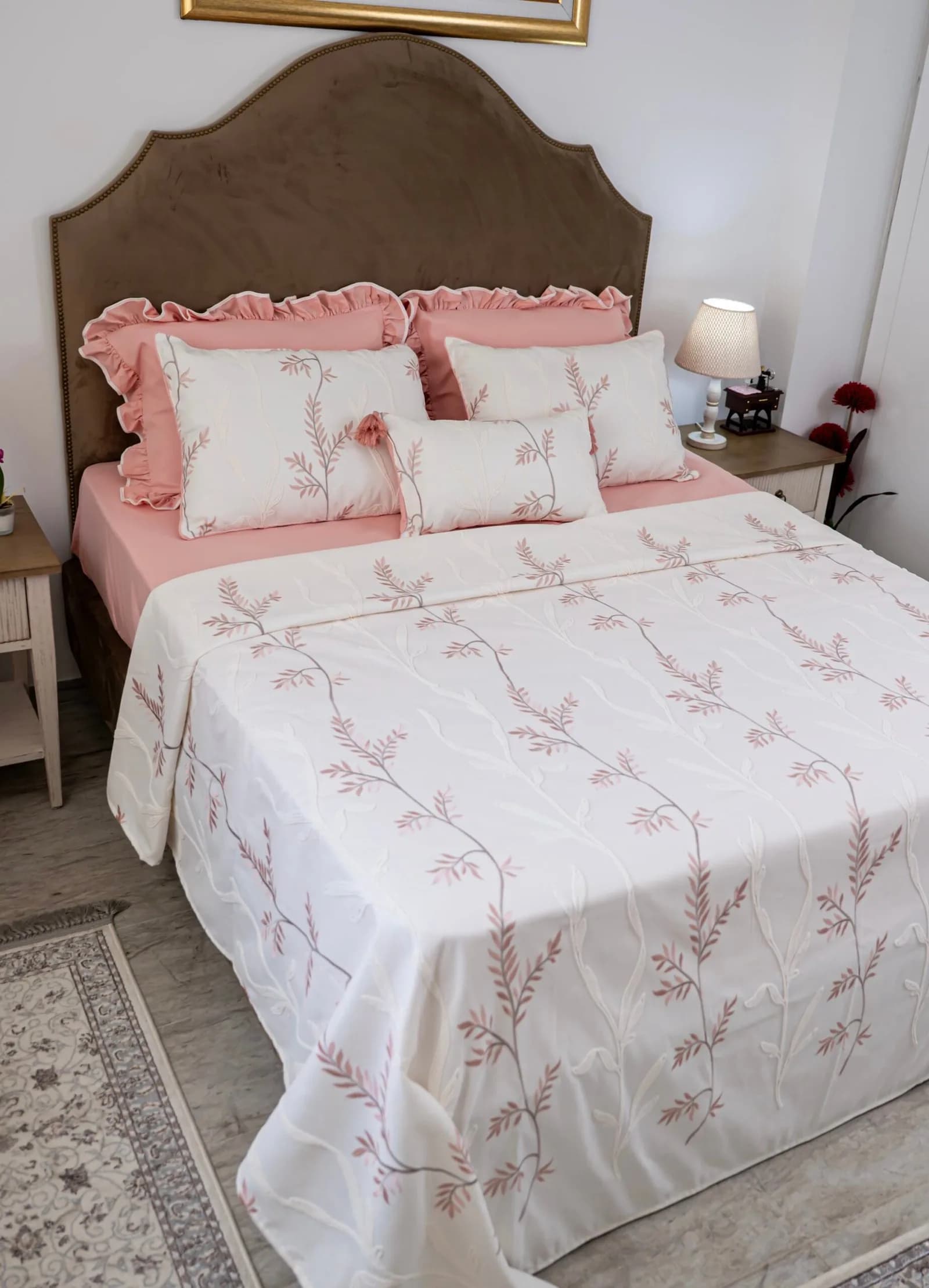 Parure de lit Haute Gamme Jacquard Brodé « Rêve de Rose » (7 pièces) | A la Page