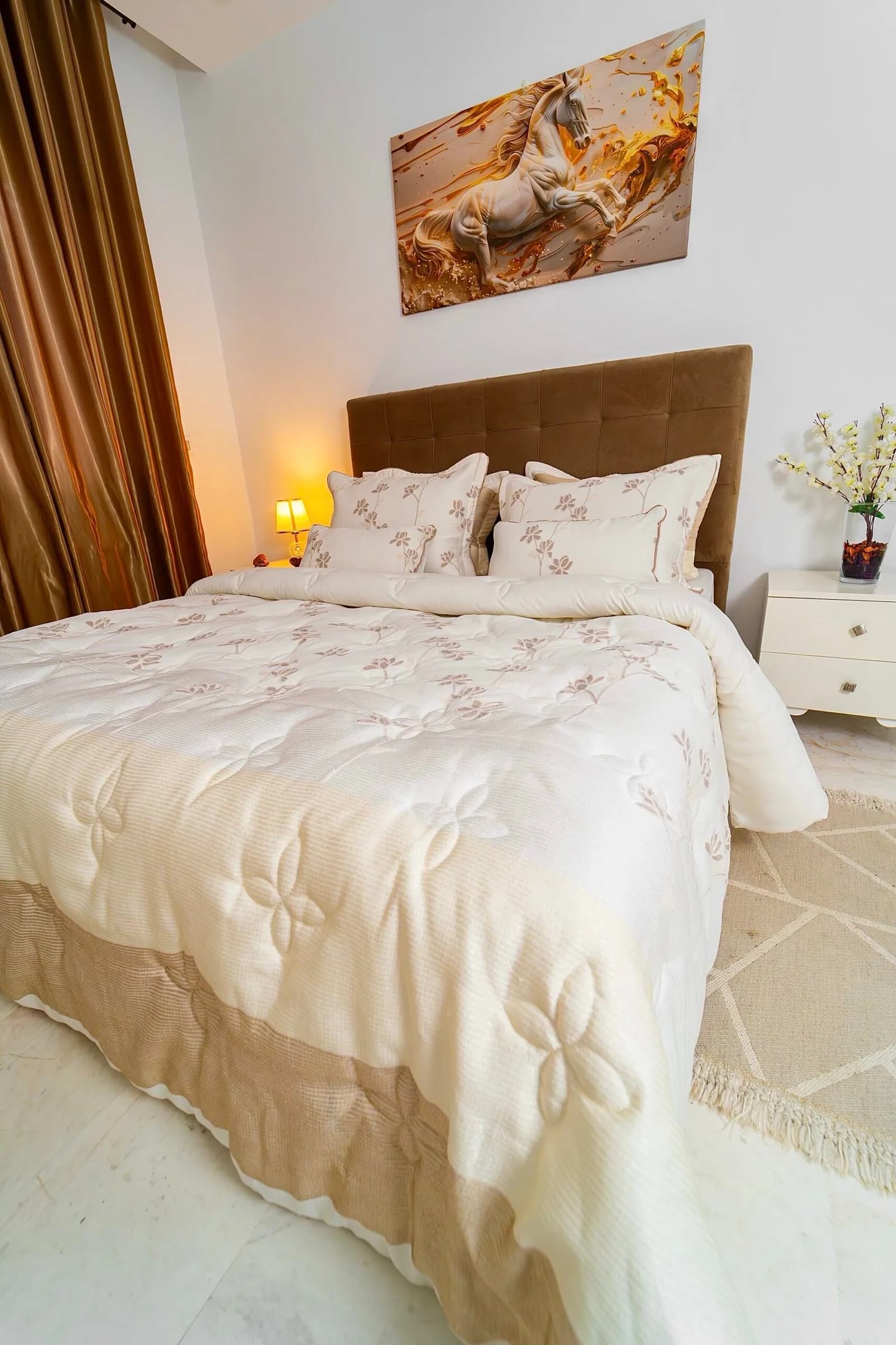 Couvre-lit 8 pièces beige brodé avec finition beige 240×260 cm avec housse 180×200 | A la Page